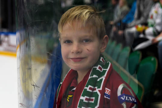En ung Frölunda supporter