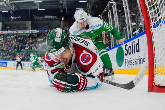 Frölundas Nicklas Lasu trycks in i målet bakom Rögles