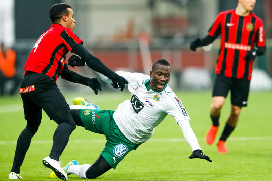 Brommapojkarnas Carl Starfelt och Hammarbys Pa Amat Dibba
