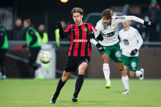 Brommapojkarnas Felix Beijmo i kamp om bollen med Hammarbys