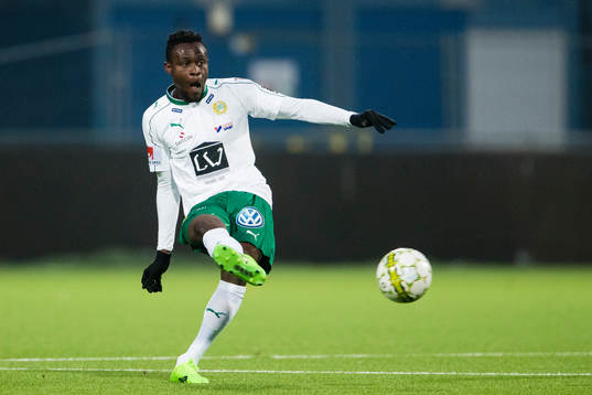 Hammarbys Gershon Koffie med en passning