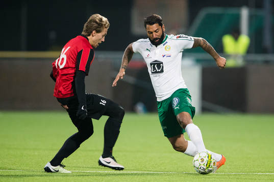 Brommapojkarnas Jacob Stensson utmanas av Hammarbys Stefan
