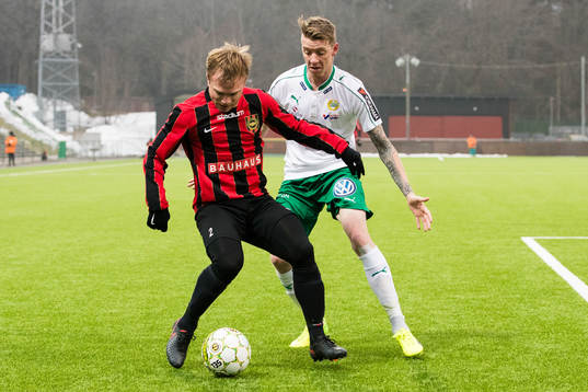Brommapojkarnas Christopher Brandeborn uppvaktas av