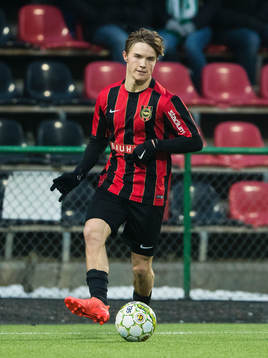 Brommapojkarnas Jakob Ortmark med bollen