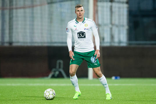 Hammarbys Richard Magyar med bollen