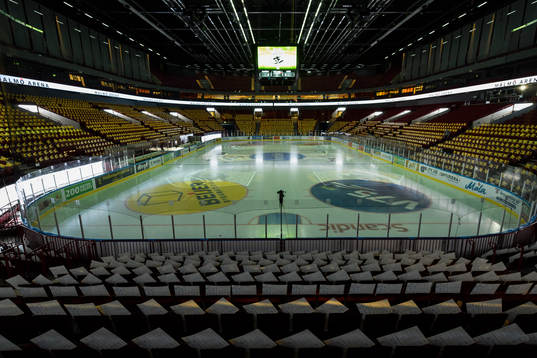 Vy över isen i Malmö Arena