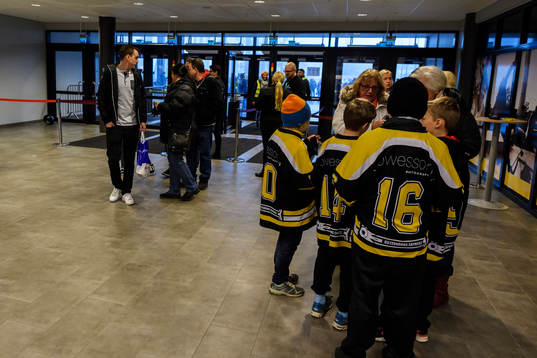 Publiken kommer in i arenan
