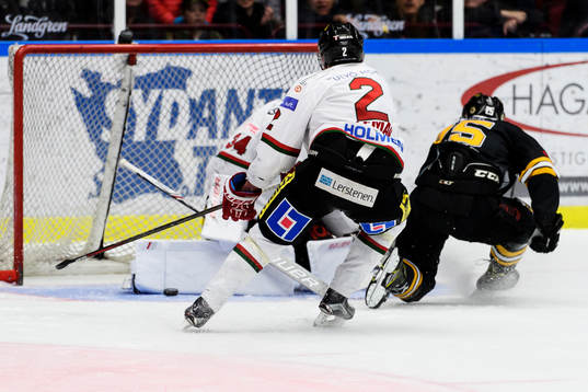 Panterns Alex Wemmenborn oroar framför Modos målvakt Erik