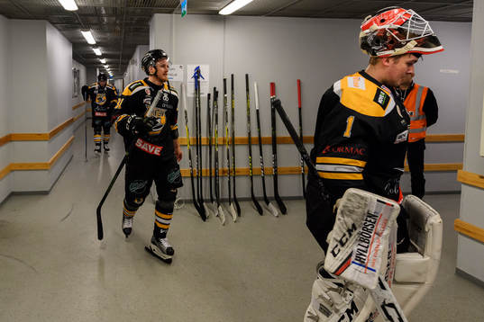 Panterns Emil Sandin och målvakt Tim Hultstrand på väg
