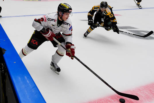 Modos Jonathan Léman jagas av Panterns Oscar Nord