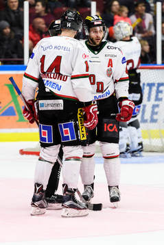 Modos Henrik Björklund och Oscar Hedman pratar med en