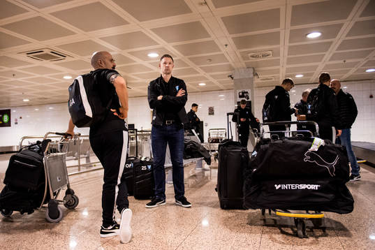Tränare Magnus Pehrsson (m) har landat på flygplatsen i