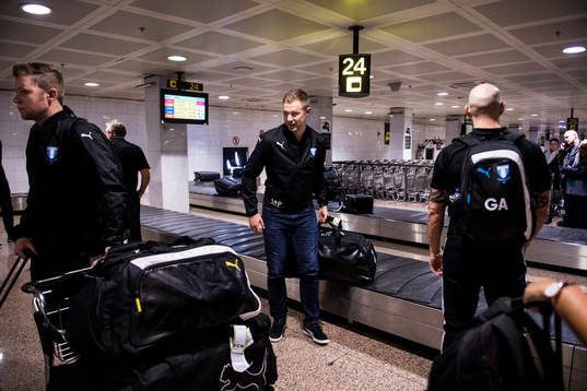 Tränare Magnus Pehrsson (m) hämtar sitt bagage