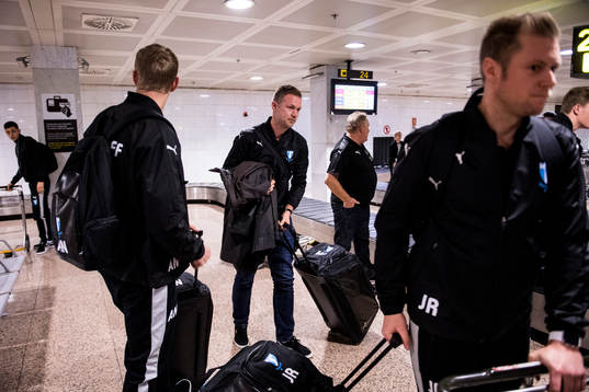 Tränare Magnus Pehrsson (m) med sitt bagage