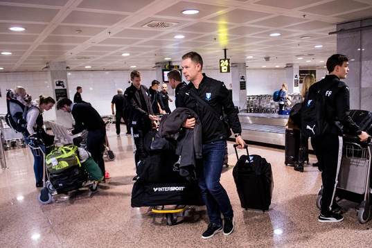 Tränare Magnus Pehrsson med sitt bagage