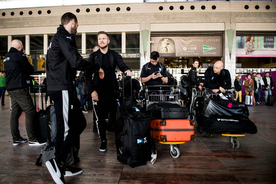 Lasse Nielsen (m) pratar med målvakt Johan Wiland (tv)