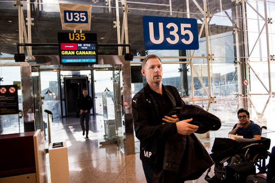 Tränare Magnus Pehrsson har landat på flygplatsen i