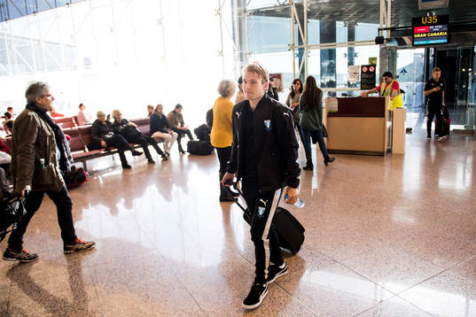 Oscar Lewicki har landat på flygplatsen i Barcelona
