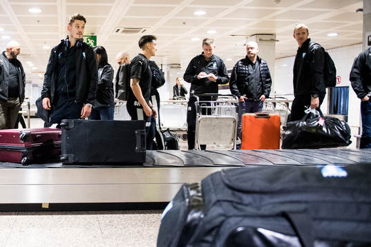 Markus Rosenberg väntar på sitt bagage när laget har