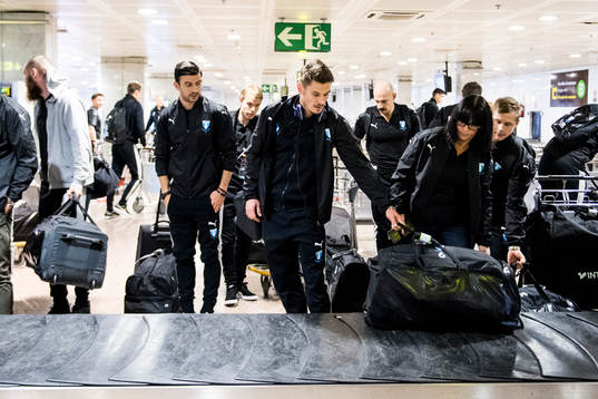 Behrang Safari och Markus Rosenberg vid bagagebandet när