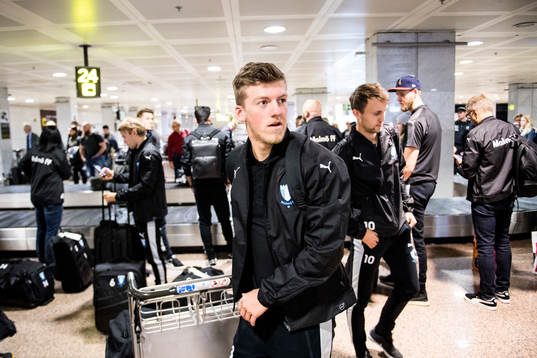 Teddy Bergqvist när laget har landat på flygplatsen i