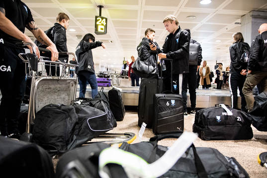 Oscar Lewicki när laget har landat på flygplatsen i