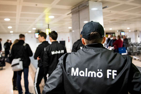 Malmö FF har landat på flygplatsen i Barcelona