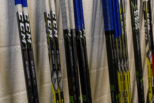 Ishockeyklubbor lutade mot en vägg