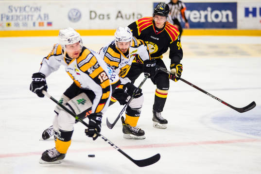 Skellefteås Adam Pettersson och Andrew Calof jagas av