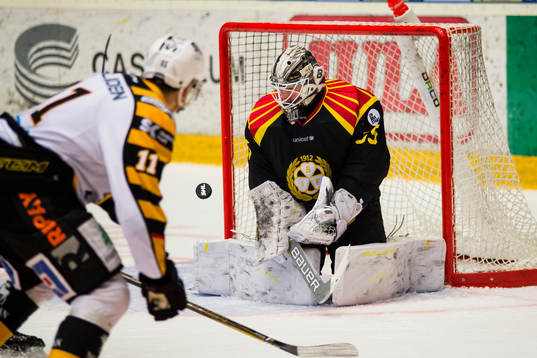 Brynäs målvakt David Rautio räddar skott från