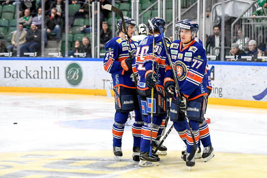 Växjös Pontus Netterberg jublar med lagkamrater