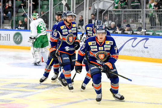 Växjös Pontus Netterberg jublar med lagkamrater