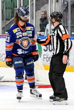 Växjös Ville Leino diskuterar med domaren
