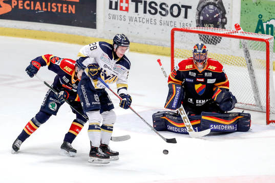 s Anton Bengtsson oroar framför Djurgårdens målvakt