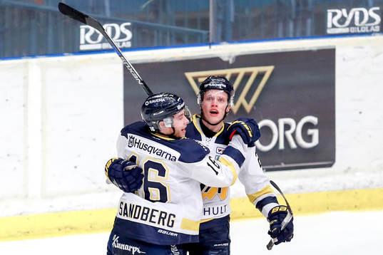 s Lawrence Pilut jublar med lagkamrater