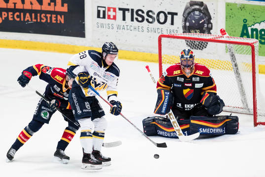 Djurgårdens Wilhelm Westlund oroar framför Djurgårdens