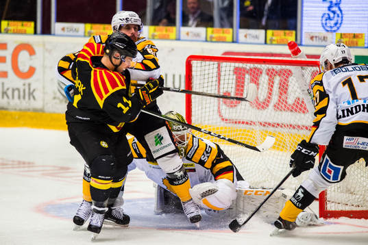 Brynäs Kevin Clark gör 2-2 bakom Skellefteås målvakt