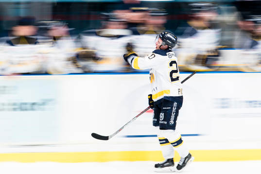 s Lawrence Pilut gör 0-2 och firar med spelarna på