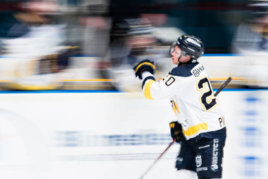 s Lawrence Pilut gör 0-2 och firar med spelarna på