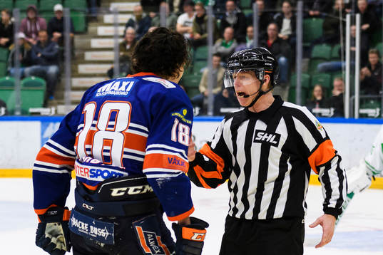 Växjös Dennis Everberg är arg på Pehr Claesson domare