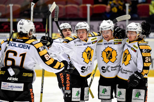 Skellefteås Sebastian Ohlsson jublar med lagkamrater