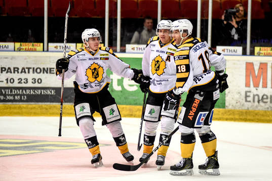 Skellefteås Pär Lindholm jublar med lagkamrater