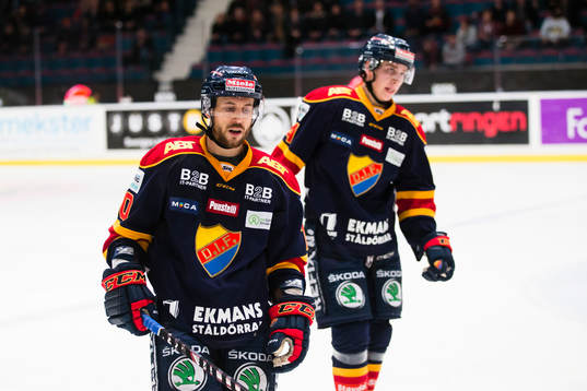 Djurgårdens Jeff Tambellini (närmast i bild) ser deppig ut