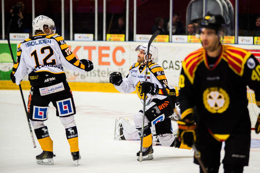 Skellefteås Adam Pettersson och Andrew Calof jublar