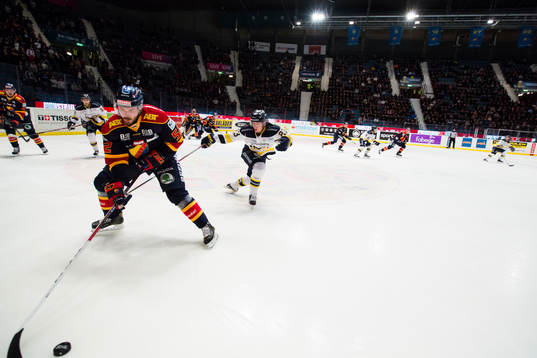 Djurgårdens Mikael Ahlén med puck