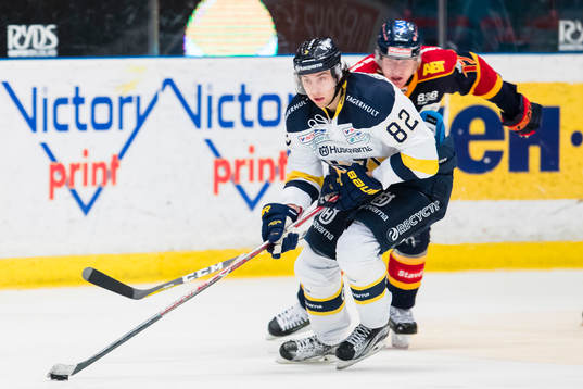 s Kevin Stenlund jagas av Djurgårdens Henrik Eriksson
