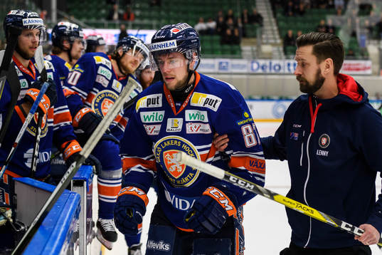 Växjös Robert Rosén får hjälp av isen