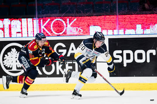 s Lawrence Pilut jagas av Djurgårdens Markus Ljungh