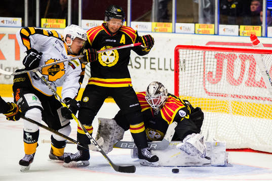 Brynäs Elias Fälth  och målvakt David Rautio