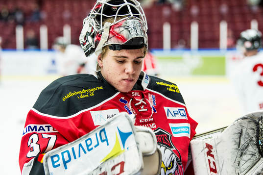 Malmö Redhawks målvakt Anton Malmborg  värmer upp innan